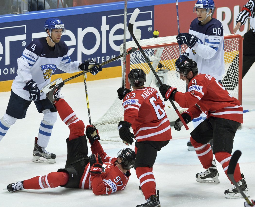 Connor MCDAVID se spoluhráči Bradem Marchandem a Mattem Duchenem oslavují první branku utkání.