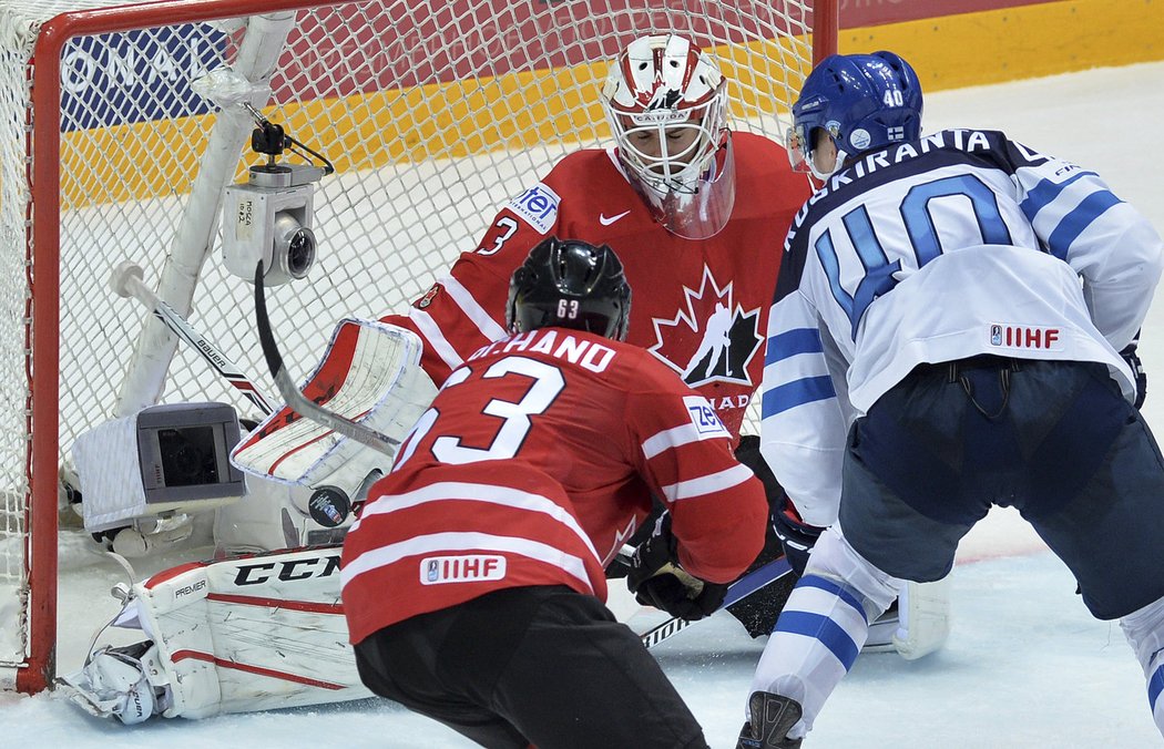 Finský brankář Cam Talbot vychytal Fina Jarno Koskirantu.