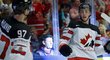 Kanadští hokejisté slaví gól do sítě Německa