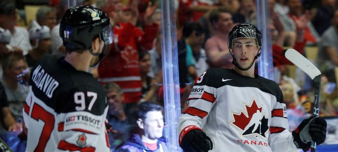 Kanadští hokejisté slaví gól do sítě Německa