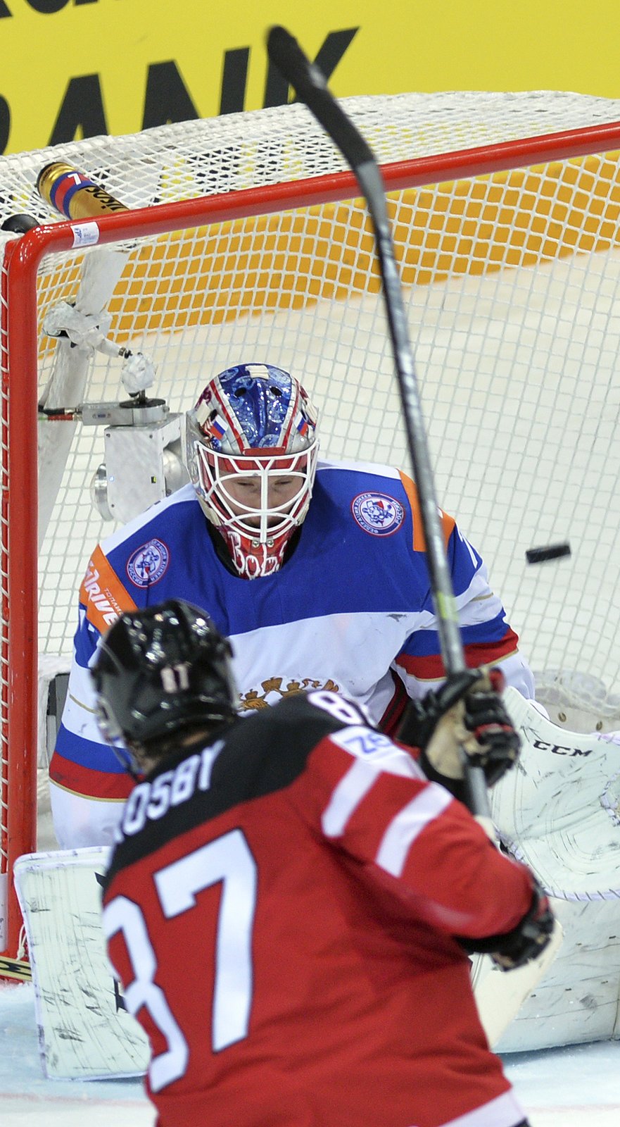 Crosby střílí třetí gól do sítě Ruska