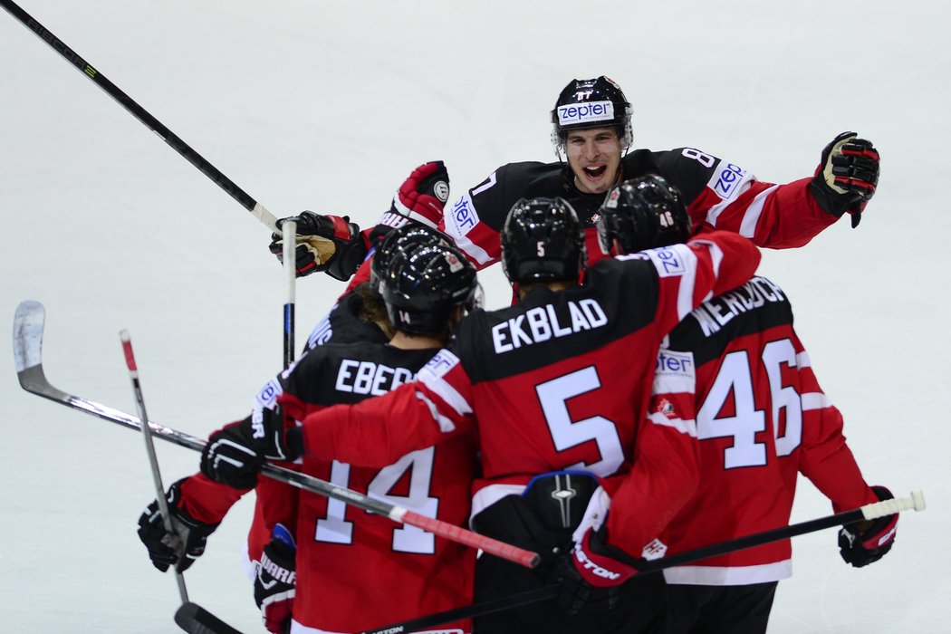Hráči Kanady se radují ze čtvrtého gólu. Nahoře je útočník Sidney Crosby.
