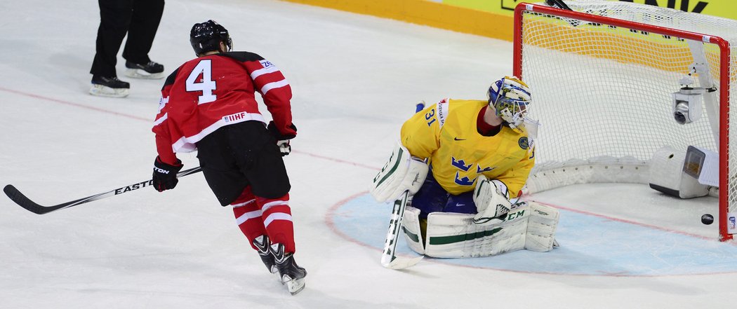 Kanadský útočník Taylor Hall střílí gól z trestého střílení. V brance Švédska je Anders Nilsson.