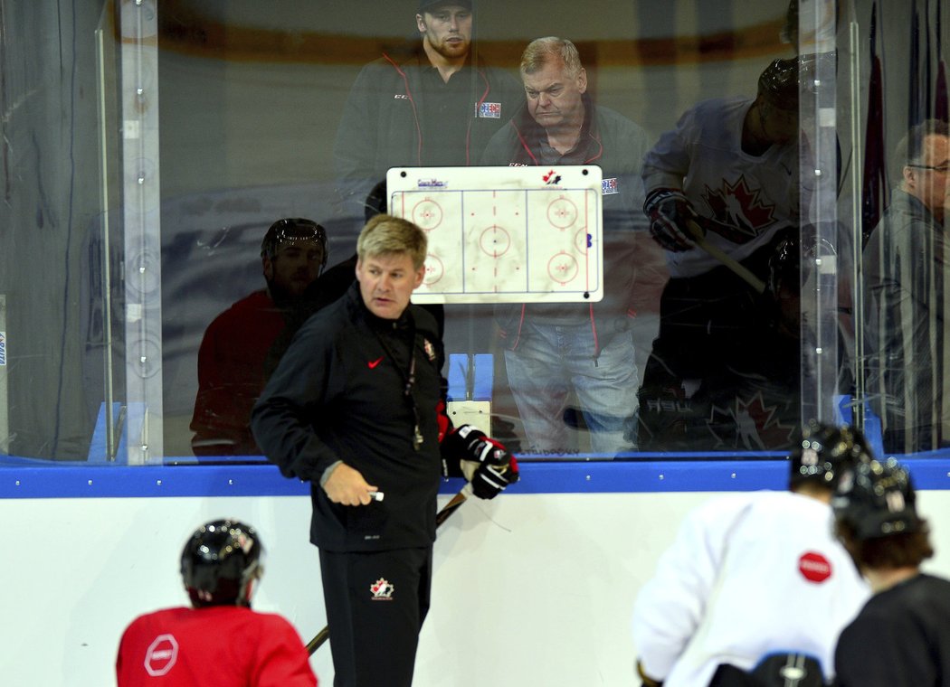 Kouč české hokejové reprezentace Vladimír Vůjtek sleduje svého kanadského kolegu Billa Peterse při tréninku v O2 areně