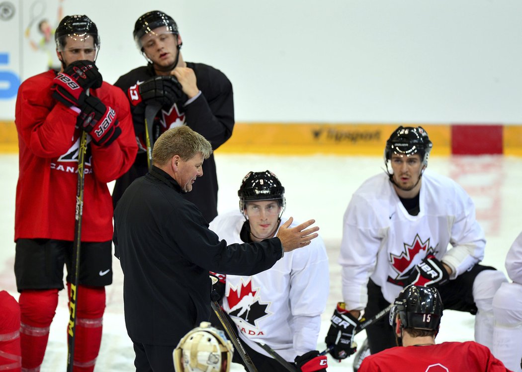 Kanadský trenér Bill Peters hovoří ke svým svěřencům v O2 areně