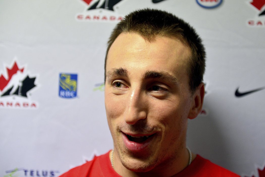 Kanaďan Brad Marchand mluví s novináři po tréninku v O2 areně