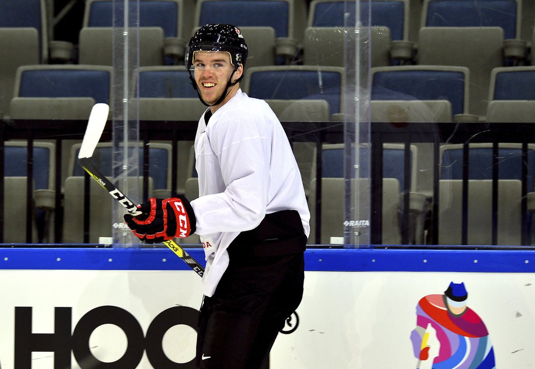 Connor McDavid během tréninku v pražské O2 Areně