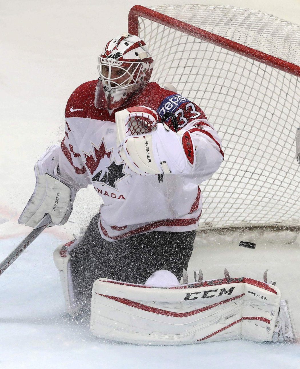 Cam Talbot inkasuje gól od USA