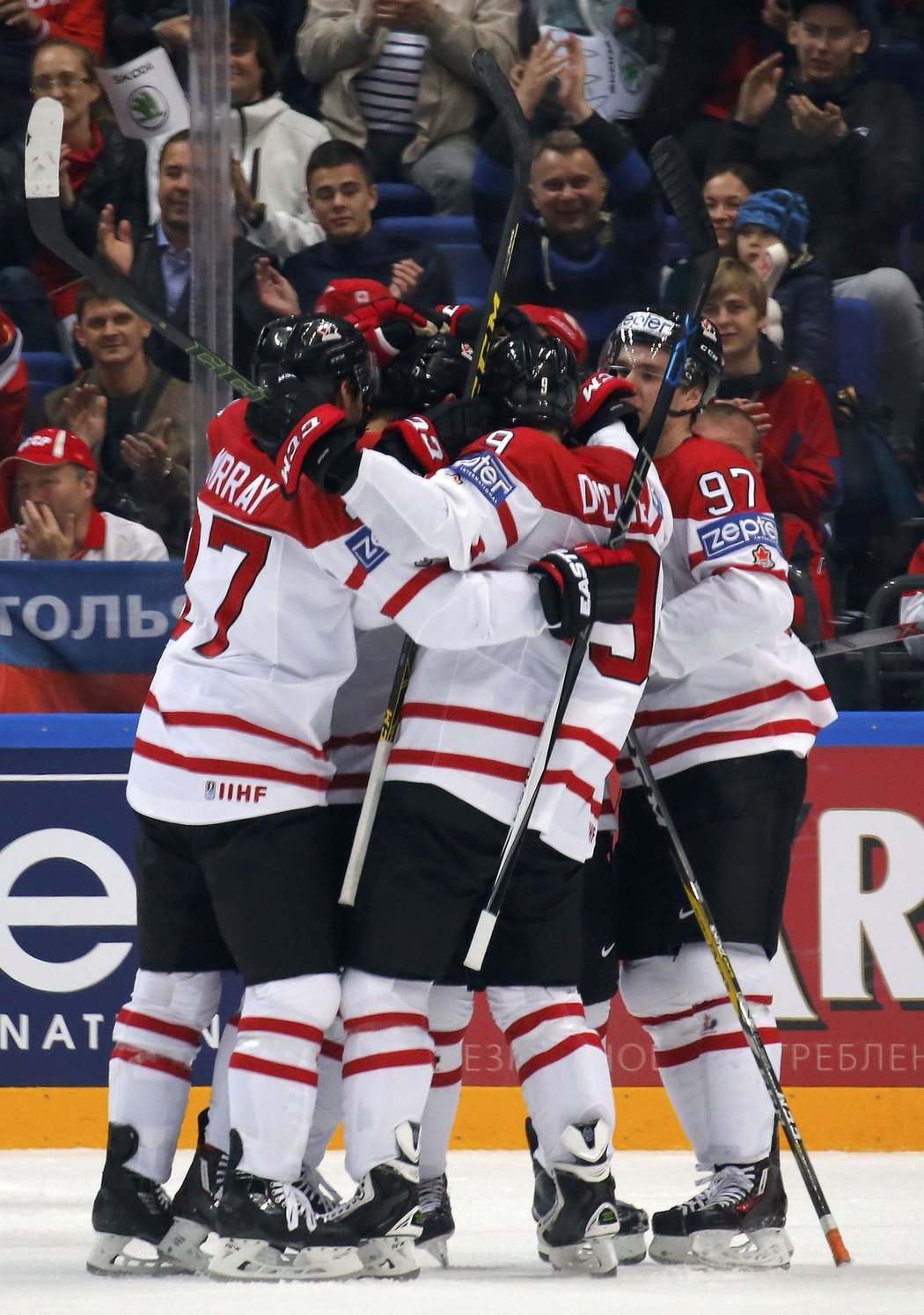 Hokejisté Kanady oslavují gól do sítě USA