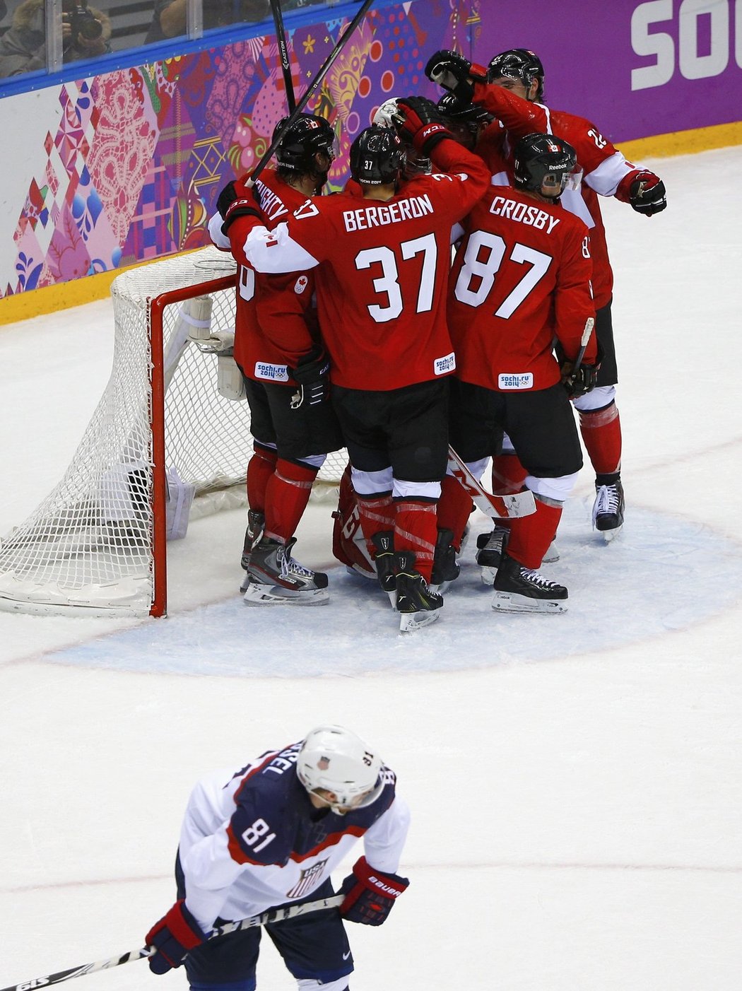 Hokejisté Kanady se radují z postupu do finále olympijských her