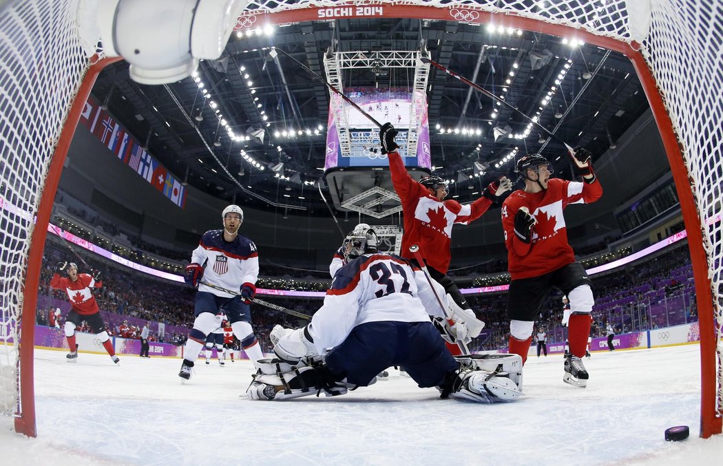 Hokejisté Kanady postoupili na olympijských hrách v Soči do finále, když porazili výběr USA