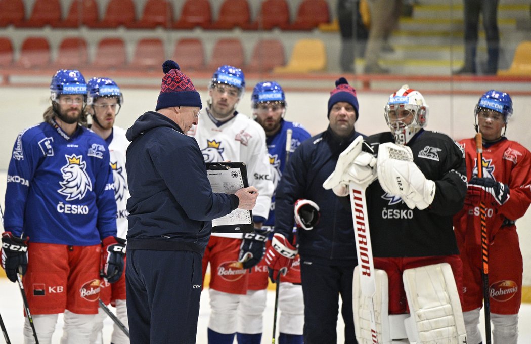 Kari Jalonen sleduje trénink české reprezentace