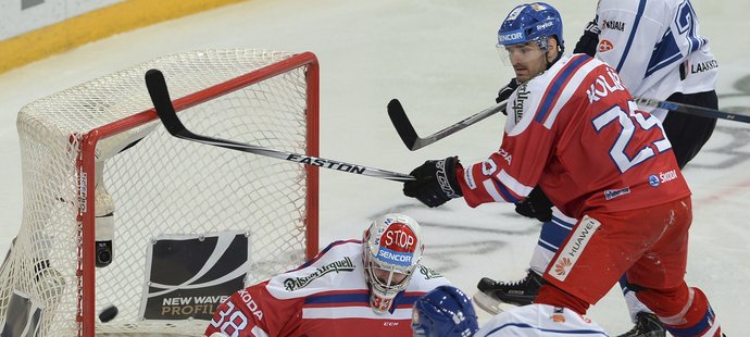 Dominik Furch v české brance čelí střele Pesonena, ten trefil jen tyč