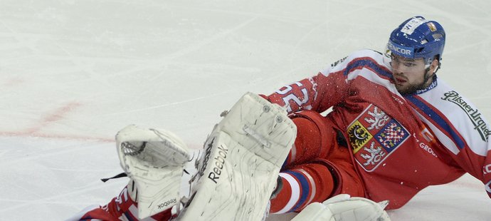 Kolize Dominika Furcha v zápase s Finskem, při které ztratil hokejku