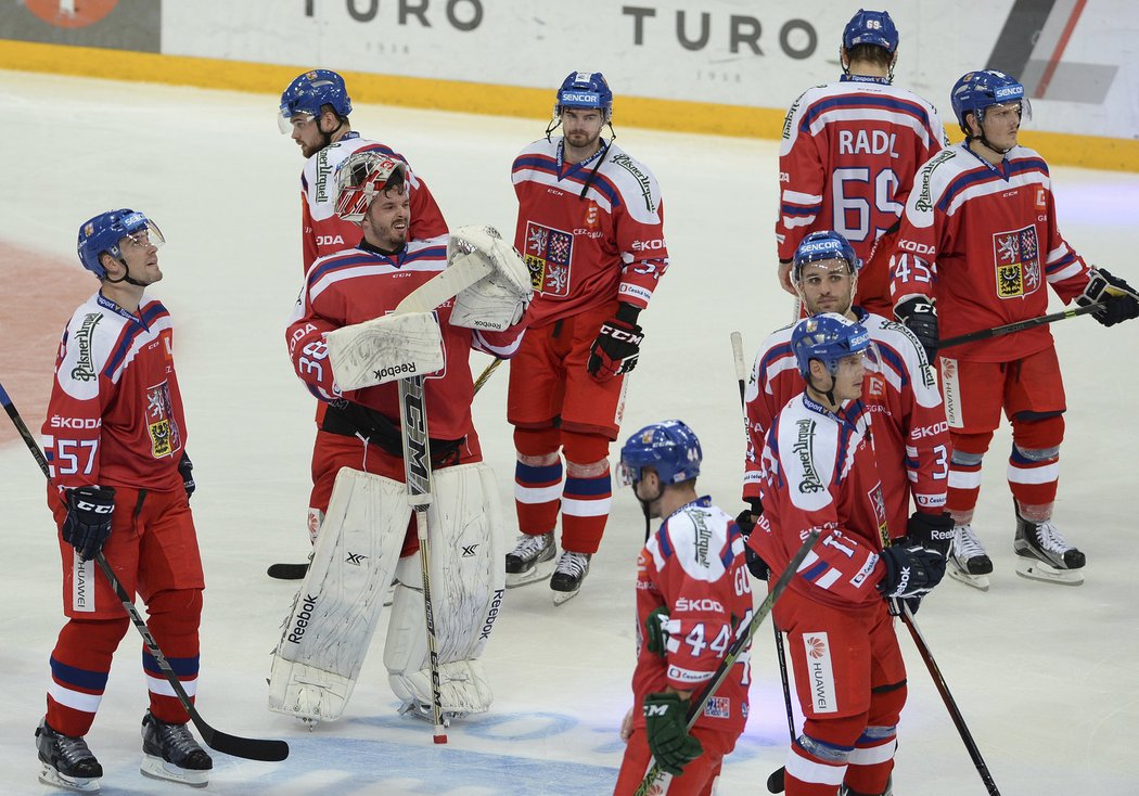 Smutní čeští hokejisté a brankář Dominik Furch po prohře s Finskem