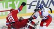 Ruský hokejista Denis Kokarev padá za asistence Vladimíra Rotha na českého brankáře Pavla Francouze