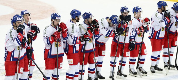 Zklamaný tým českých hokejistů po závěrečném duelu s Ruskem na Karjale