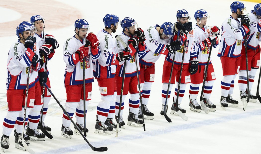 Zklamaný tým českých hokejistů po závěrečném duelu s Ruskem na Karjale