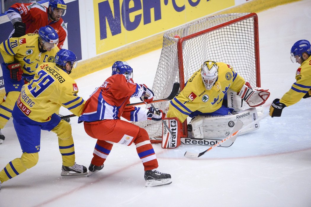 Tomáš Rolinek před švédským brankářem Henrikem Karlssonem v prvním zápase Karjala Cupu neuspěl