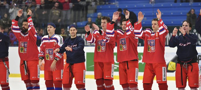 Hokejisté Česka oslavují výhru nad Švédskem