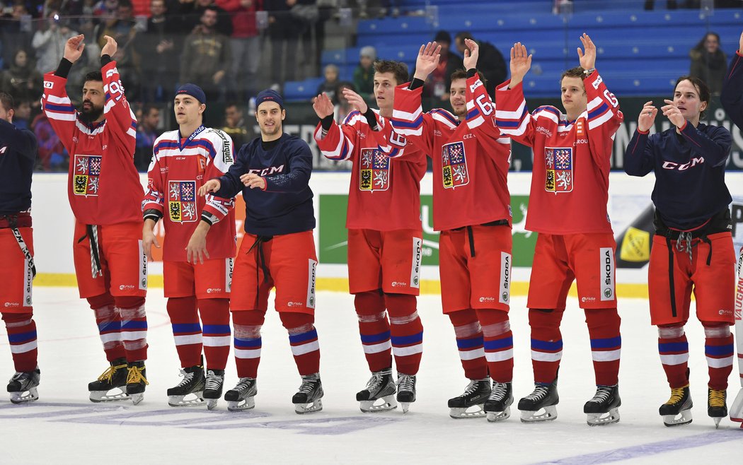 Hokejisté Česka oslavují výhru nad Švédskem