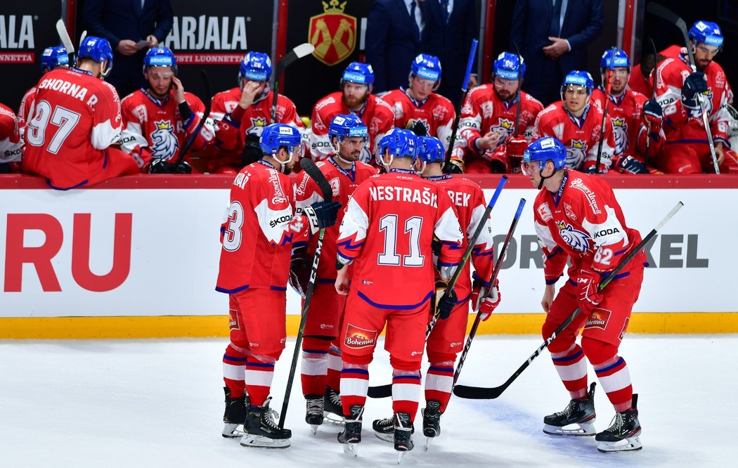 Čeští hokejisté oslavují vstřelenou branku