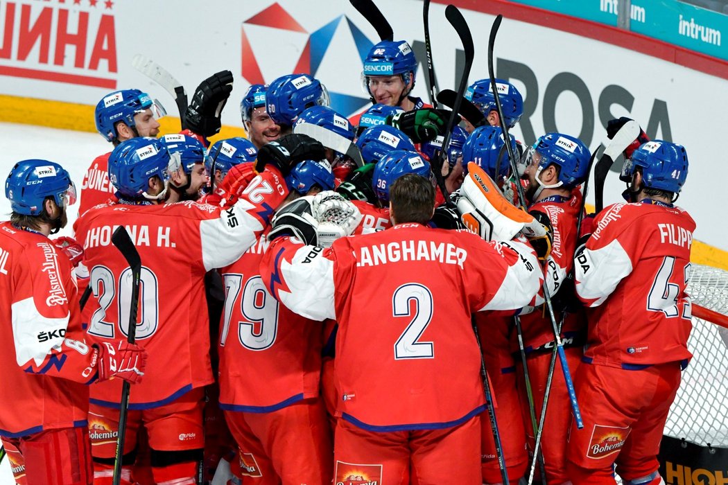 Čeští hokejisté slaví po skalpu Ruska 3:0 celkové vítězství na Karjala Cupu, to se národnímu týmu povedlo naposledy v roce 2012