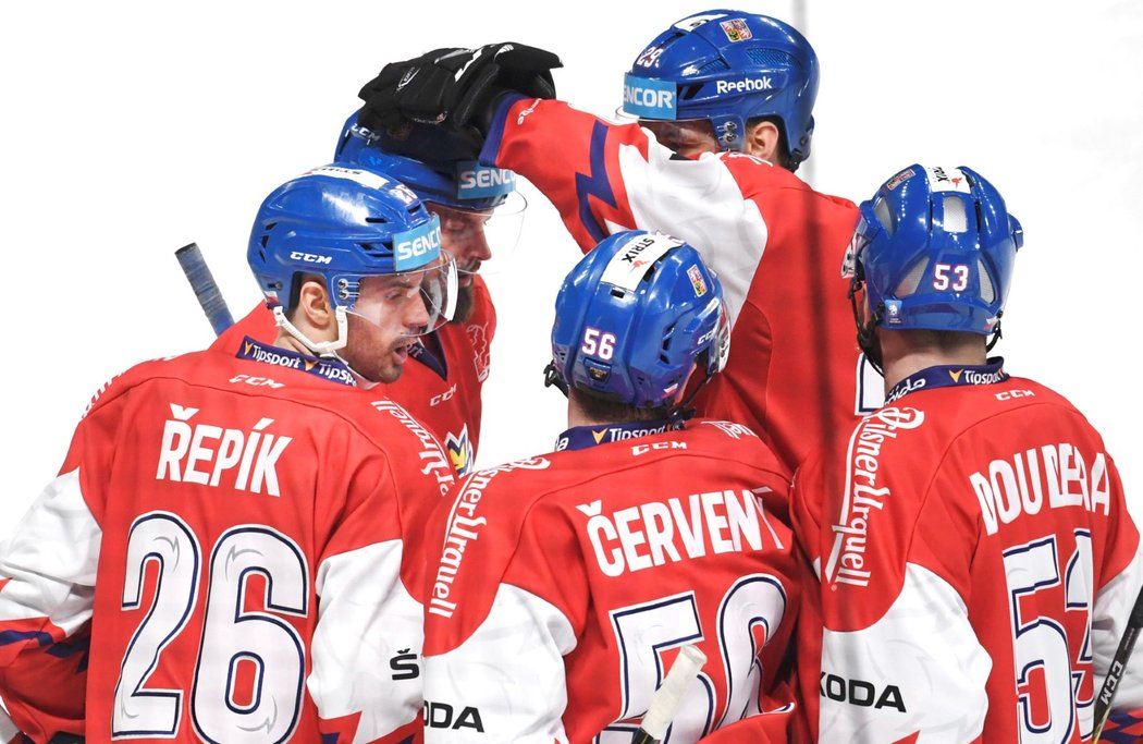 Čeští hokejisté se radují ze úspěšné gólové akce