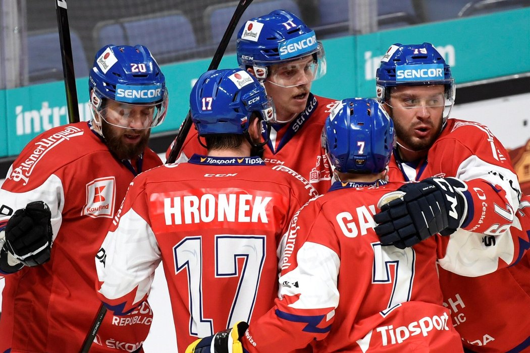 Čeští hokejisté se radují z gólu do sítě Švédska: (zleva) Hynek Zohorna, Filip Hronek, Jakub Galvas, Tomáš Zohorna a Andrej Nestrašil