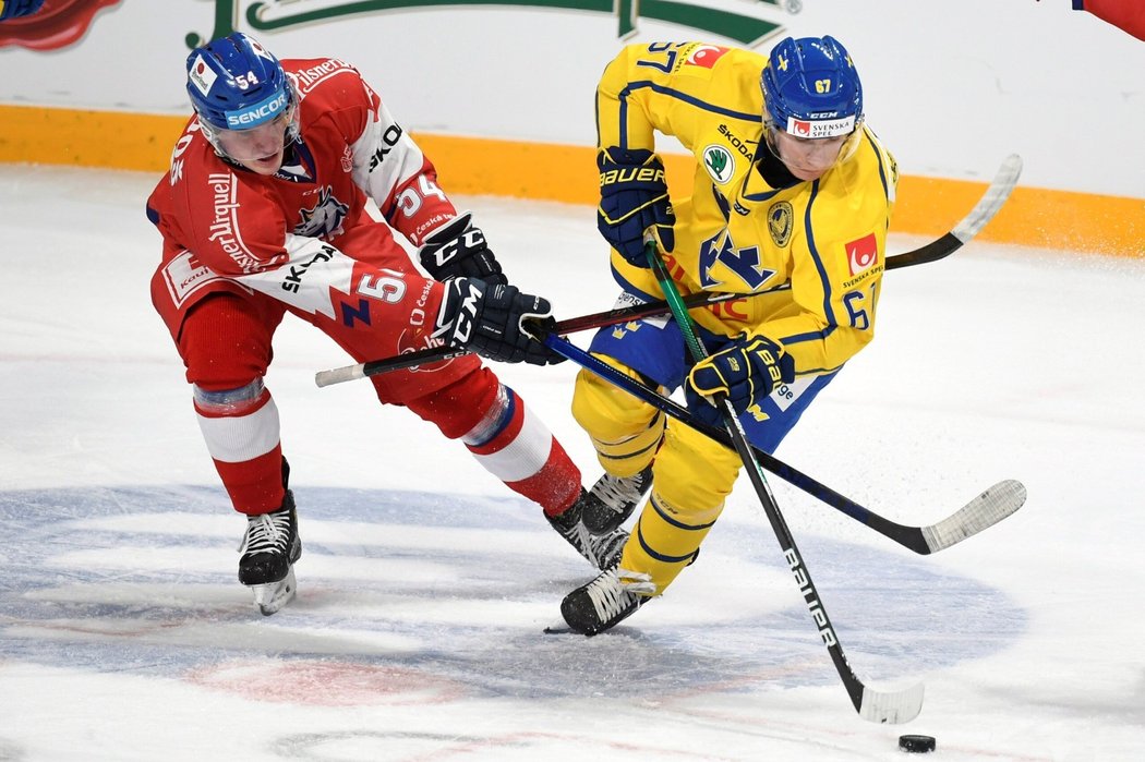 Jan Ordoš se snaží zastavit Švéda Leona Bristedta v úvodním zápase Karjala Cupu