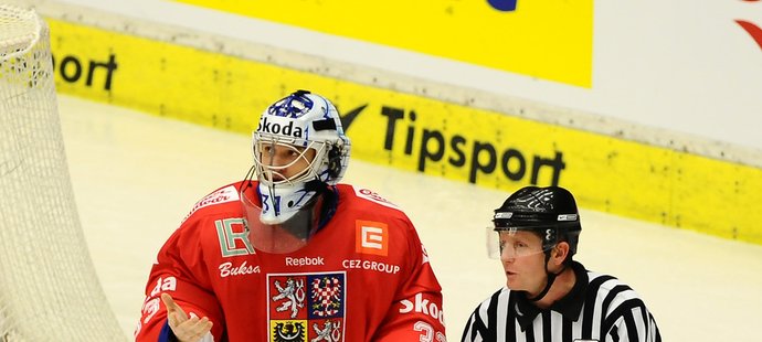 Jakub Štěpánek si stěžuje u rozhodčího na šťouchnutí do helmy