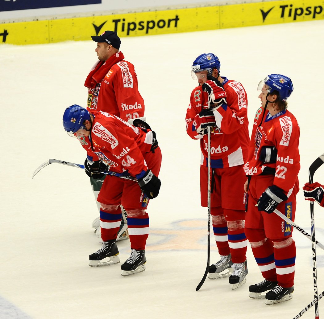 Zklamaní čeští hokejisté po prohře se Švédskem