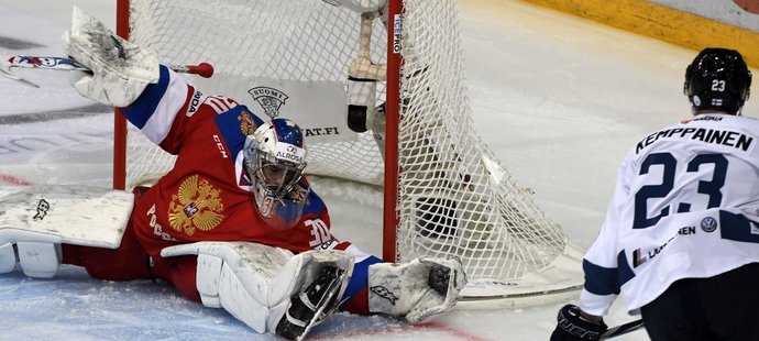 Finský útočník Joonas Kemppainen vstřelil proti Rusku první gól utkání, kterému nedokázal zabránit brankář Igor Šesťorkin