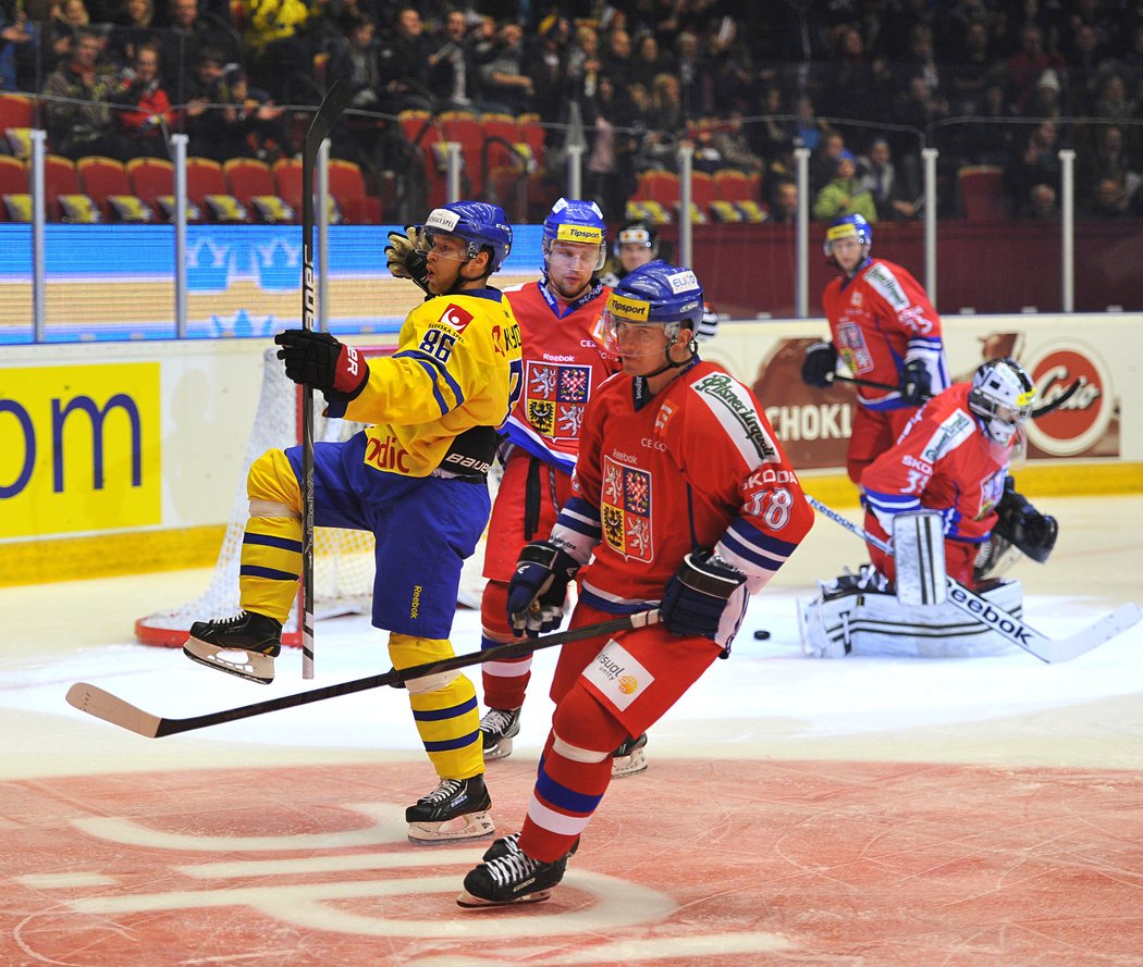 Švéd Linus Klasen se raduje z gólu v zápase proti Česku