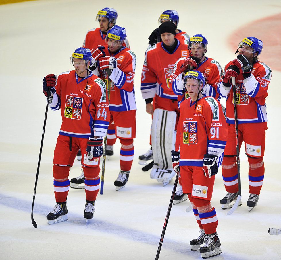 Zklamaní čeští hokejisté po porážce od Švédů na turnaji Karjala