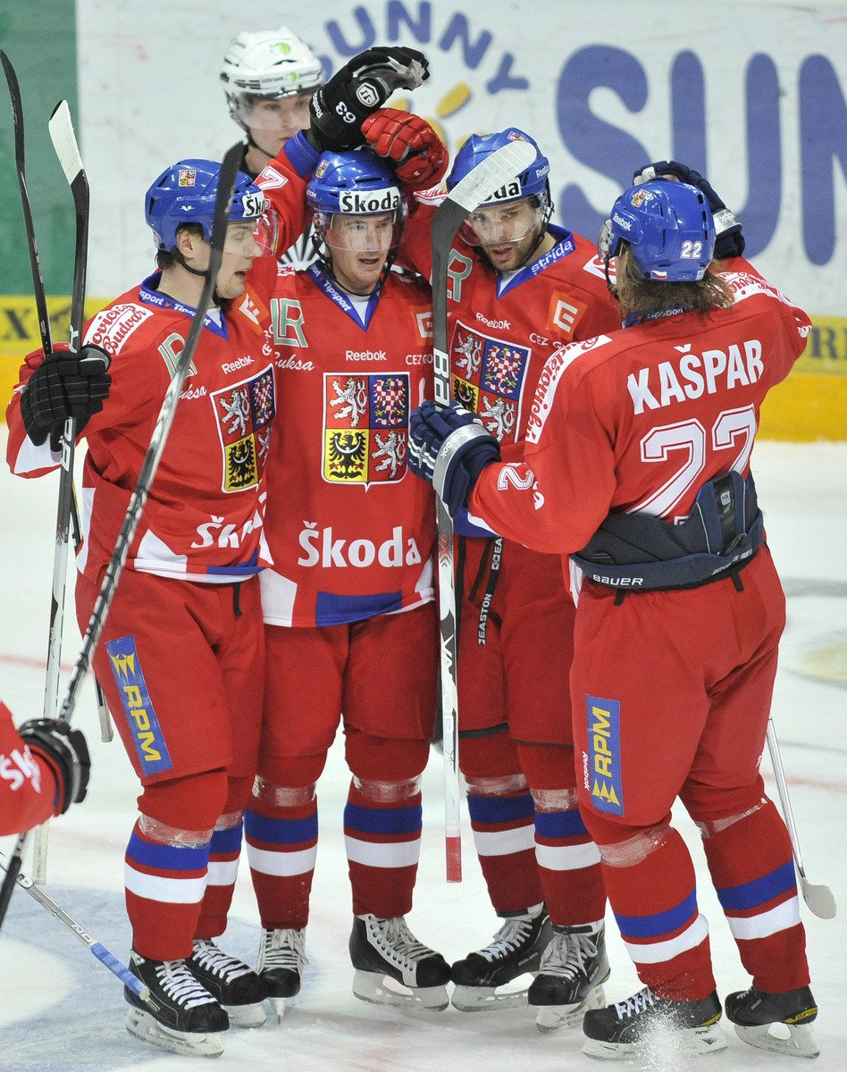 Čeští hokejisté oslavují gól na 1:1