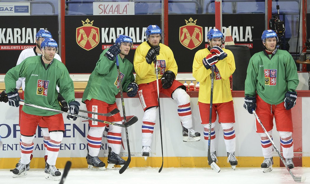 Hokejisté národního týmu před dalším zápasem na Karjale