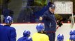 Reprezentační kouč Vladimír Vůjtek předává taktické pokyny mladým hokejistům na kempu v Jihlavě