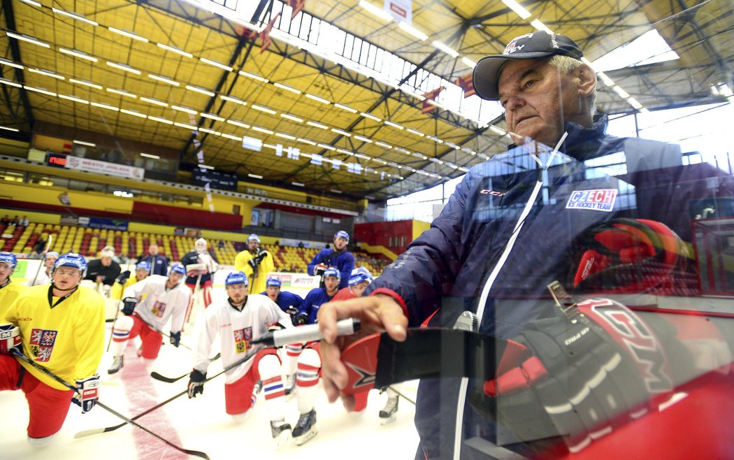 Vladimír Vůjtek přibližuje své představy mladým adeptům reprezentace na kempu v Jihlavě