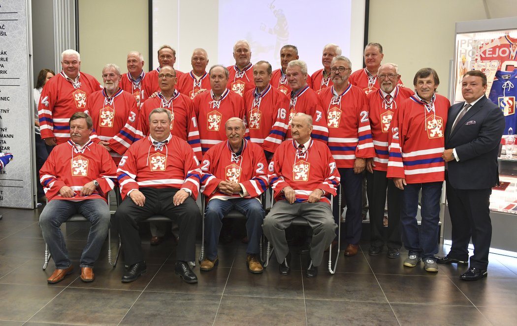 Bývalí českoslovenští hokejoví reprezentanti, kteří v roce 1976 postoupili do finále Kanadského poháru, stali se mistry světa a získali stříbrné medaile na olympijských hrách. František Černík první zleva v prostřední řadě