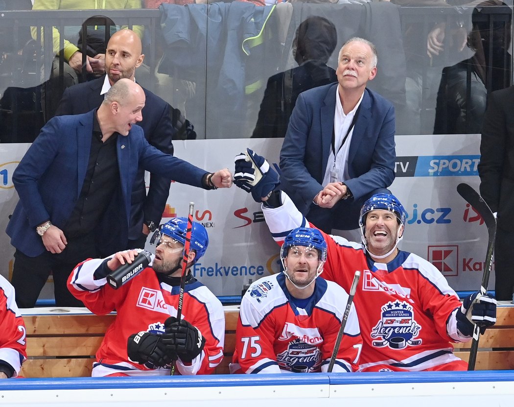 Slavomír Lener (vpravo) na střídačce českých legend s Martinem Strakou a Martinem Ručinským