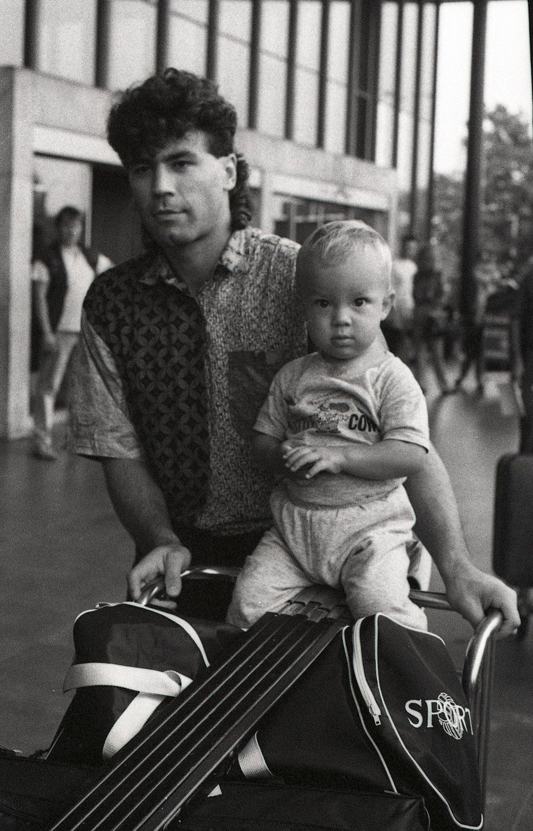Leo Gudas se synem Radkem v roce 1990. Vždycky, když tuhle fotku uvidí, pobaví se. &#34;Super vzpomínka!&#34;