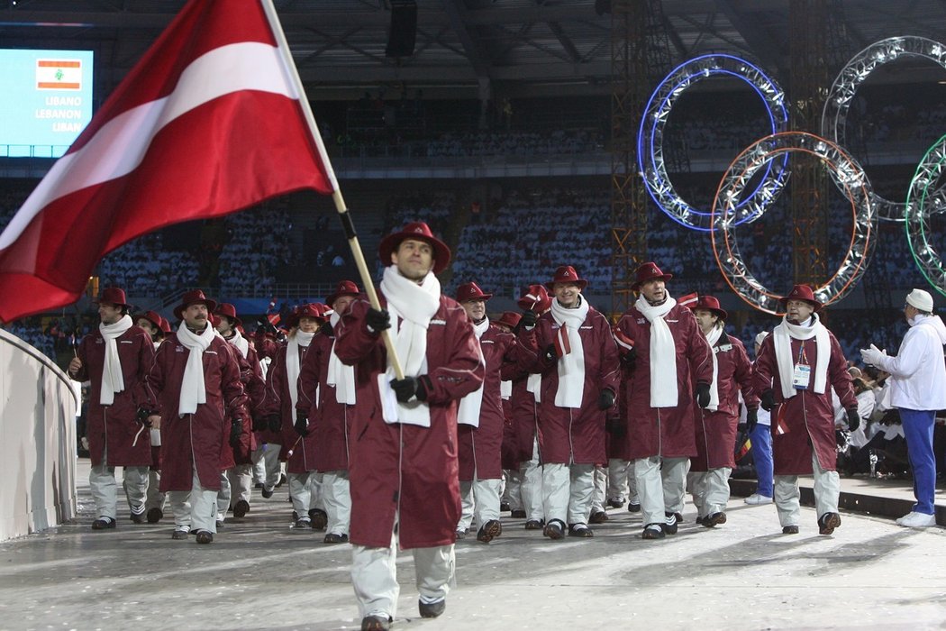 Hokejový gólman Arturs Irbe se zhostil role vlajkonoše Lotyšska na olympiádě v Turíně 2006