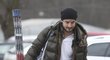 Útočník Martin Zaťovič přichází k zimnímu stadionu ve Velkých Popovicích