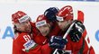 Běloruští hokejisté se radují z gólu Jevgenije Kovyršina v zápase proti Finsku