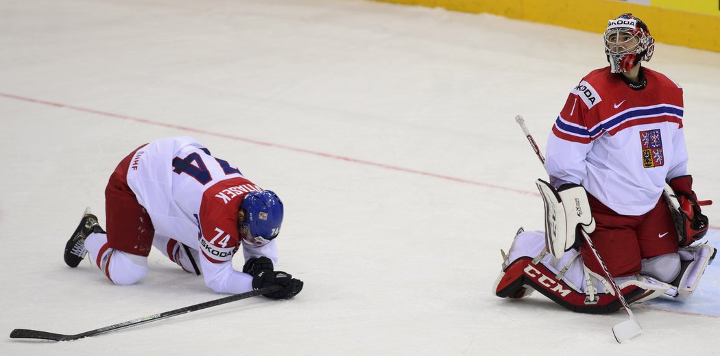 Ondřej Vitásek ani Jakub Kovár na ránu z hole MacKinnona nedokázali zareagovat.