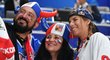 Česká obojživelnice Ester Ledecká se fotí s fanoušky během utkání mistrovství světa v hokeji