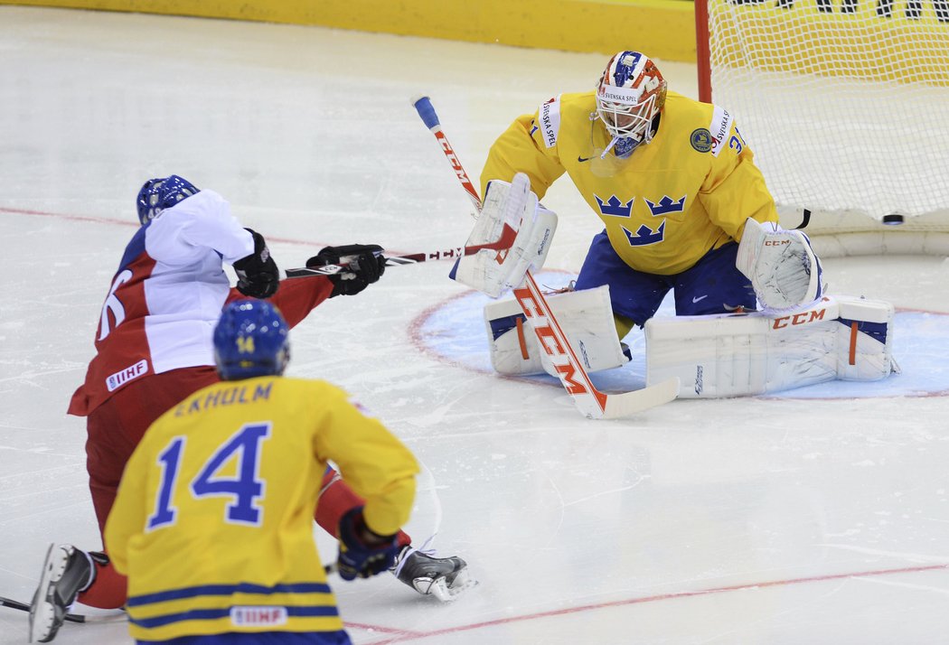 Tomáš Hertl střílí úvodní gól v zápase se Švédskem