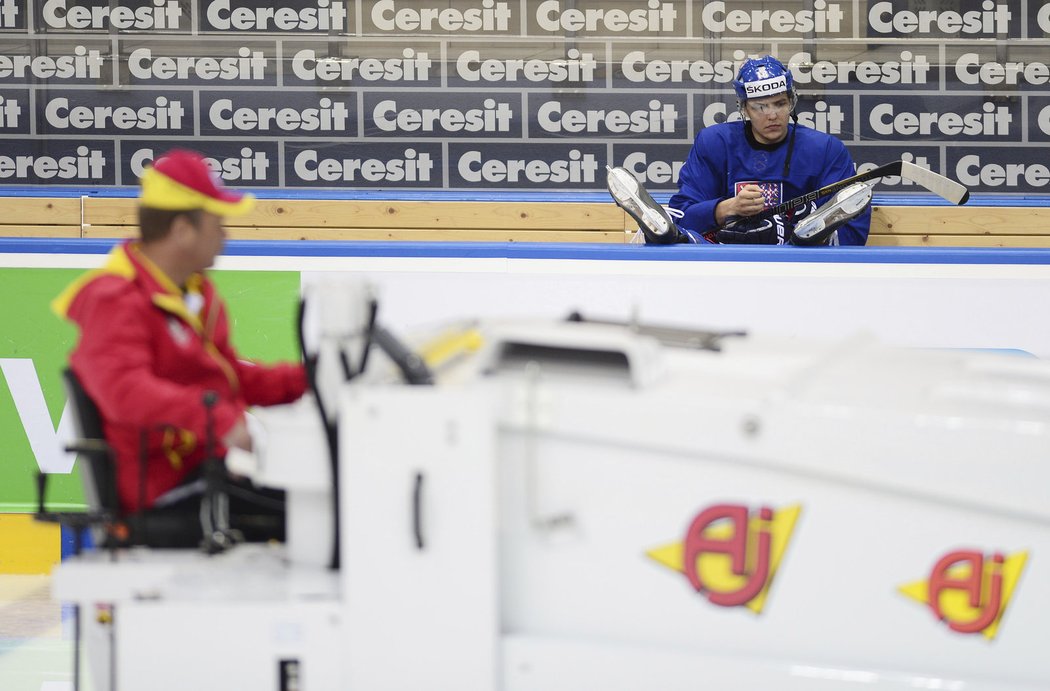 Lukáš Kovář čeká na střídačce, až rolbař připraví led pro český trénink
