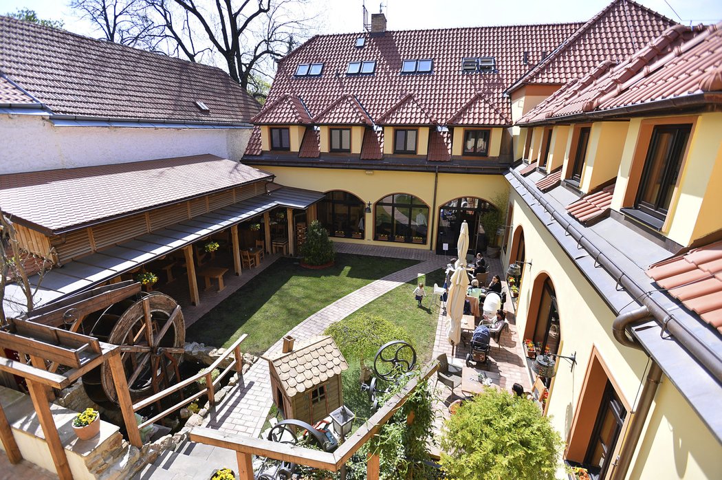 Hotel pro české hokejisty nabízí oázu klidu na zahradě